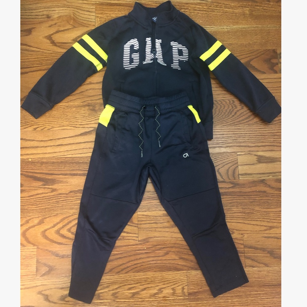 Gap Jogging suit